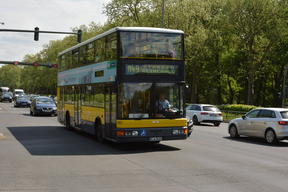  50 Jahre Busse auf der Kantstraße , so hieß es zur Traditionsfahrt 2016. Auch mit dabei B-W 3045, MAN DN 95 (ND202). Aufgenommen an der Haltestelle, Flatowallee/Olympiastadion.

