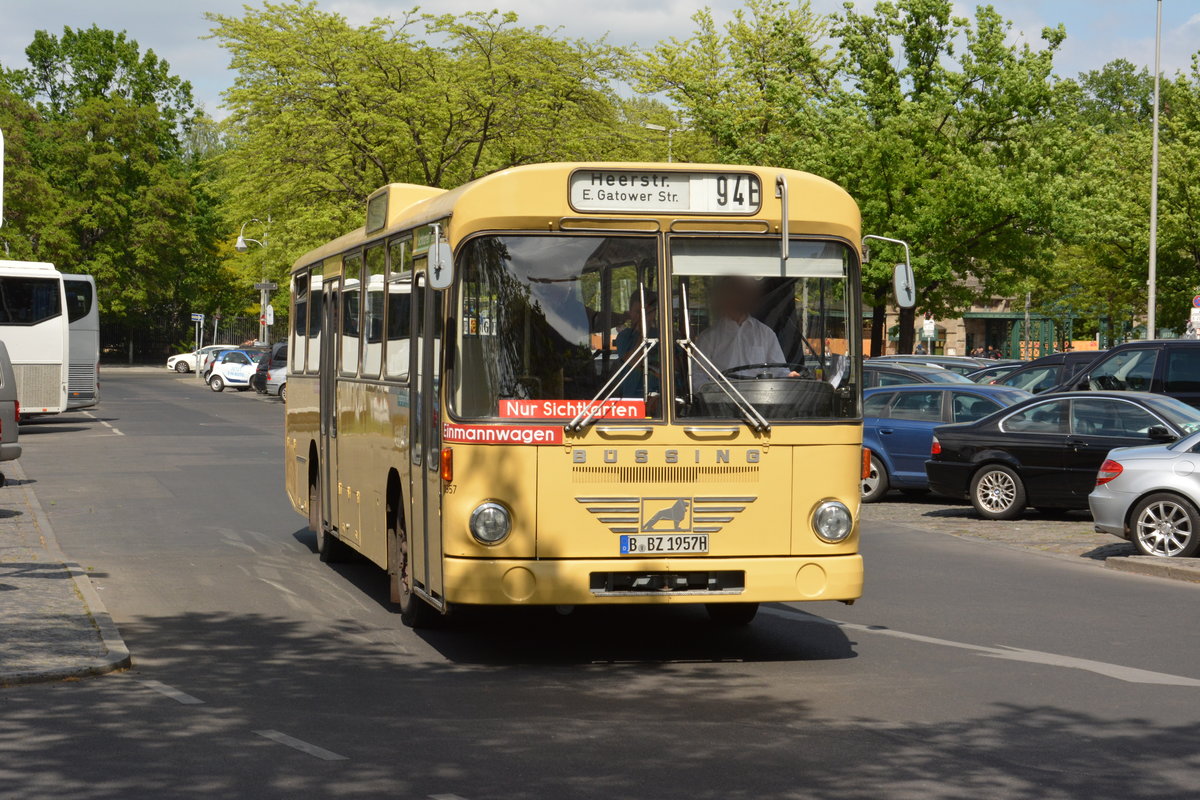  50 Jahre Busse auf der Kantstraße , so hieß es zur Traditionsfahrt 2016. Auch mit dabei B-BZ 1957H, Büssing BS 110 SL (E2H 71). Aufgenommen am Bahnhof Berlin Zoologischer Garten.
