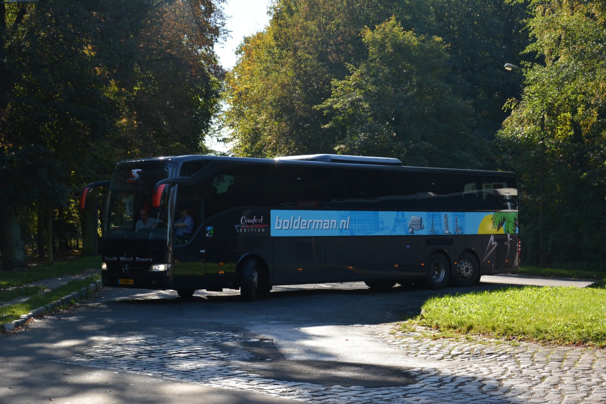 57-BBK-1 (Mercedes Benz Toursimo) aufgenommen beim wenden am Nauen Palais (19.10.2014). 