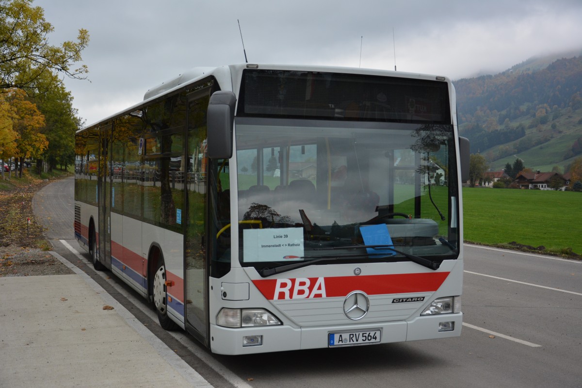A-RV 564 steht am 11.10.2015 an der Alpsee Bergwelt (Immenstadt im Allgäu). Aufgenommen wurde ein Mercedes Benz Citaro Ü.