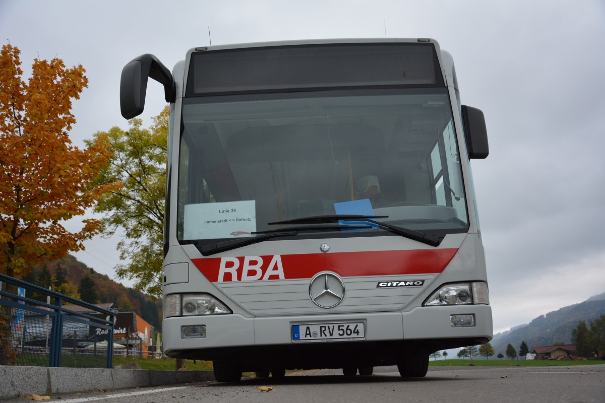 A-RV 564 steht am 11.10.2015 an der Alpsee Bergwelt (Immenstadt im Allgäu). Aufgenommen wurde ein Mercedes Benz Citaro Ü.