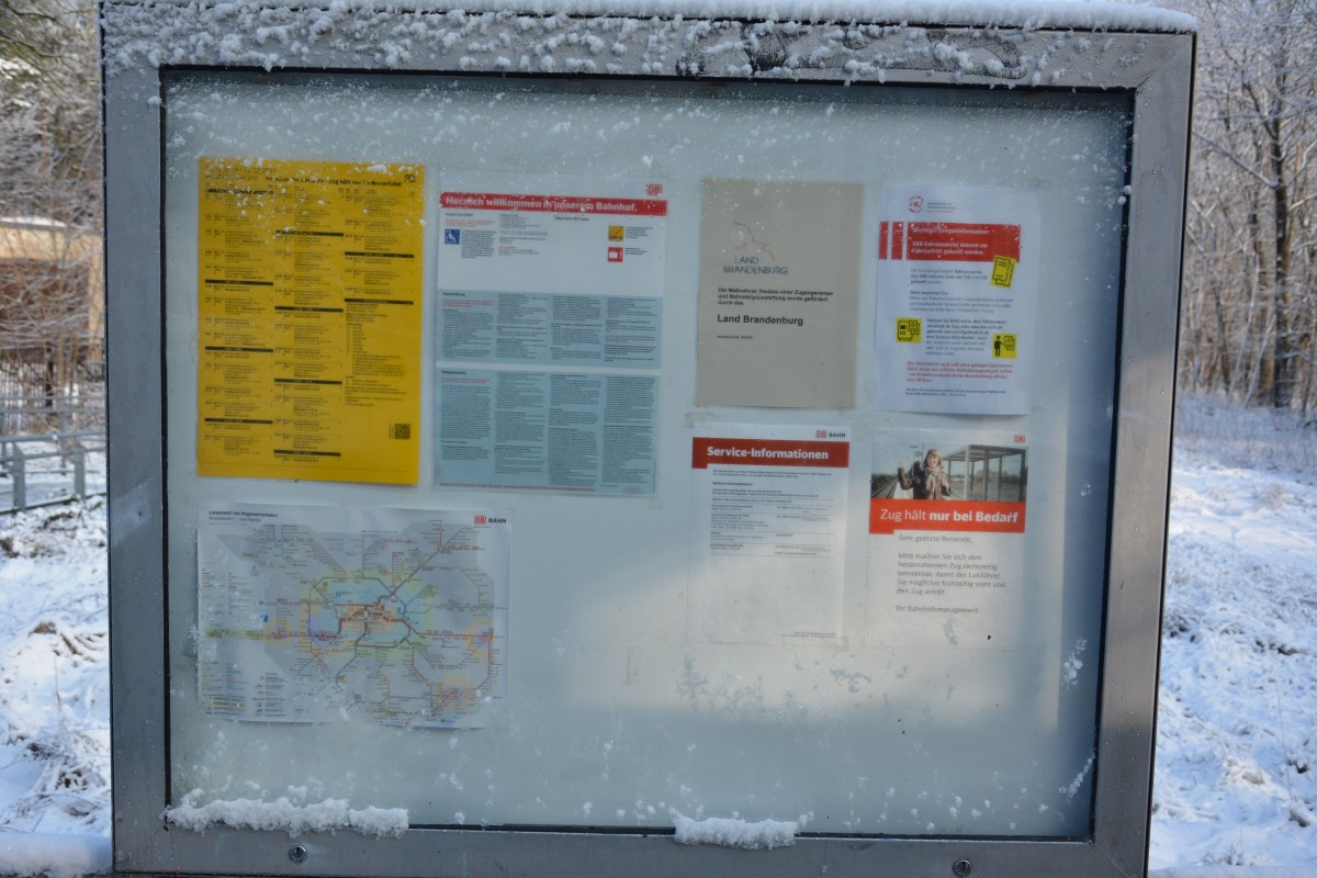 Abfahrt und Info Kasten vom Bahnhof Pirschheide am 31.01.2015.