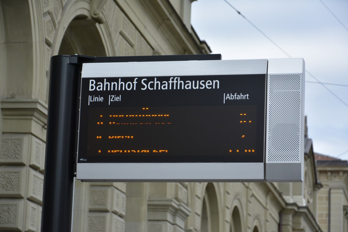 Abfahrtstafel an der Bushaltestelle, Schaffhausen Bahnhof. 