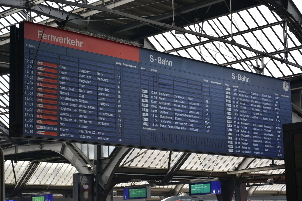Abfahrtstafel im Bahnhof Zürich HB. Aufgenommen am 14.10.2015.
