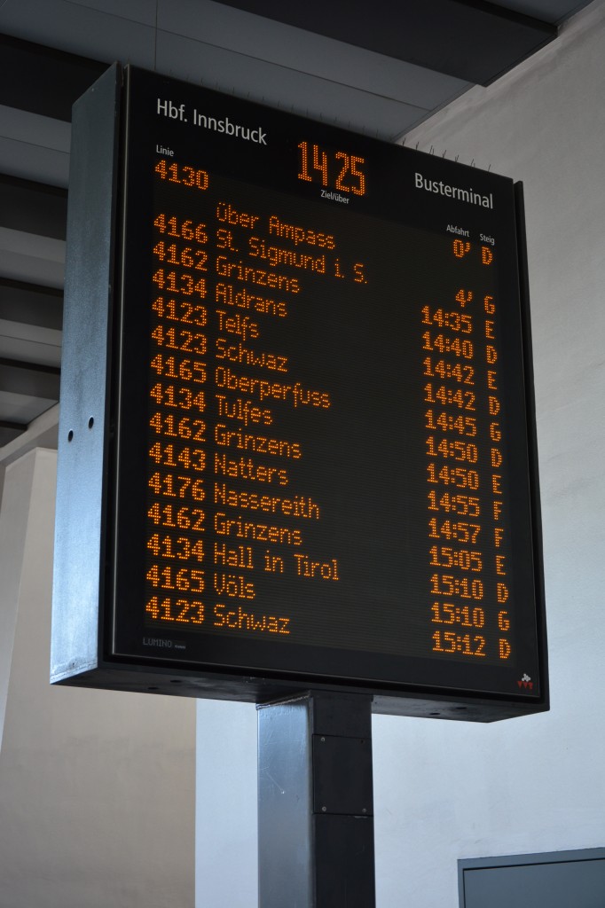 Abfahrtstafel der Busse am Hauptbnahnhof Innsbruck. Aufgenommen am 12.10.2015.