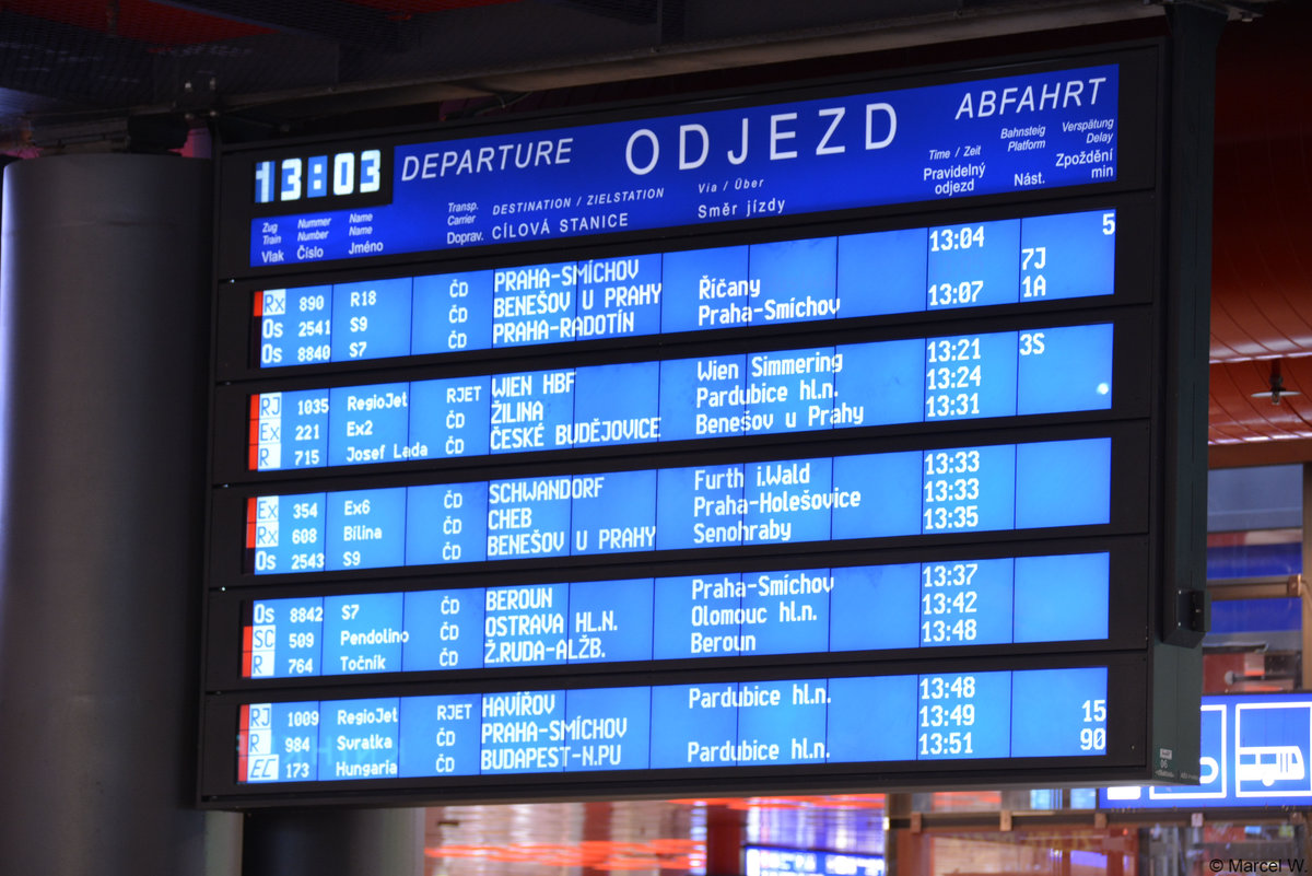 Abfahrtstafel vom Hauptbahnhof Prag. Aufgenommen am 25.08.2018.