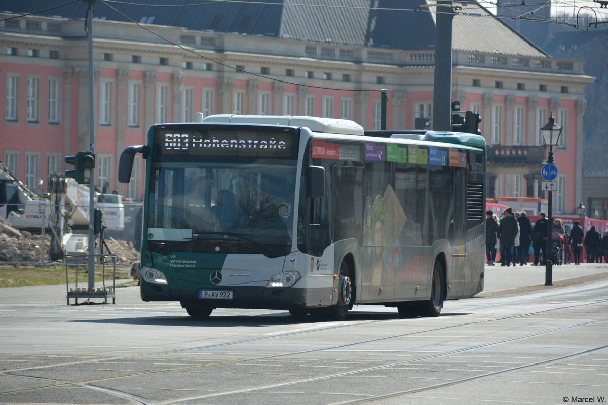 Am 02.04.2018 fuhr P-AV 922 auf der Linie 603. Aufgenommen wurde ein Mercedes Benz der zweiten Generation / Potsdam, Platz der Einheit.