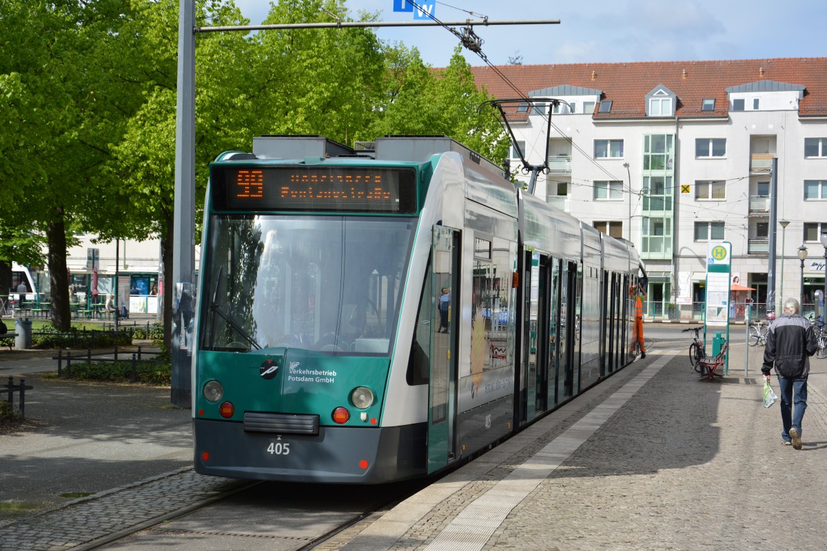 Am 03.05.2015 steht diese Siemens Combino  405 Nordhausen  am Platz der Einheit. 