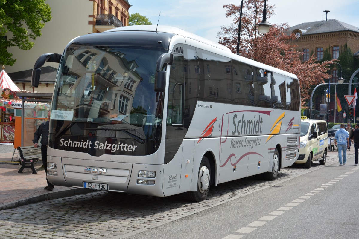Am 03.05.2015 steht SZ-H 180 an der Bushaltestelle Werder Havel Post. Aufgenommen wurde ein MAN Lion's Coach. 