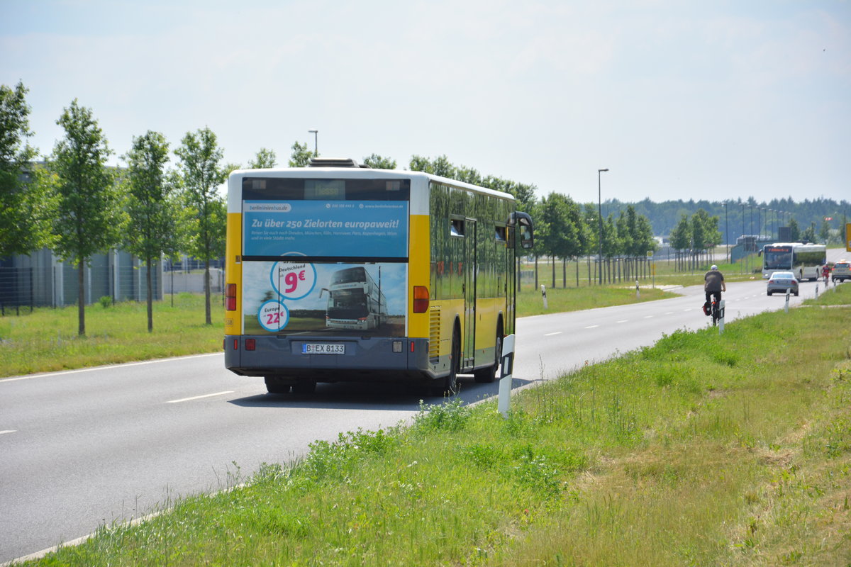 Am 04.06.2016 fährt B-EX 8133 für die ILA auf der Shuttle-Linie R zwischen ILA Gelände und U-Bahnhof Rudow. Aufgenommen wurde ein Mercedes Benz Citaro I. 