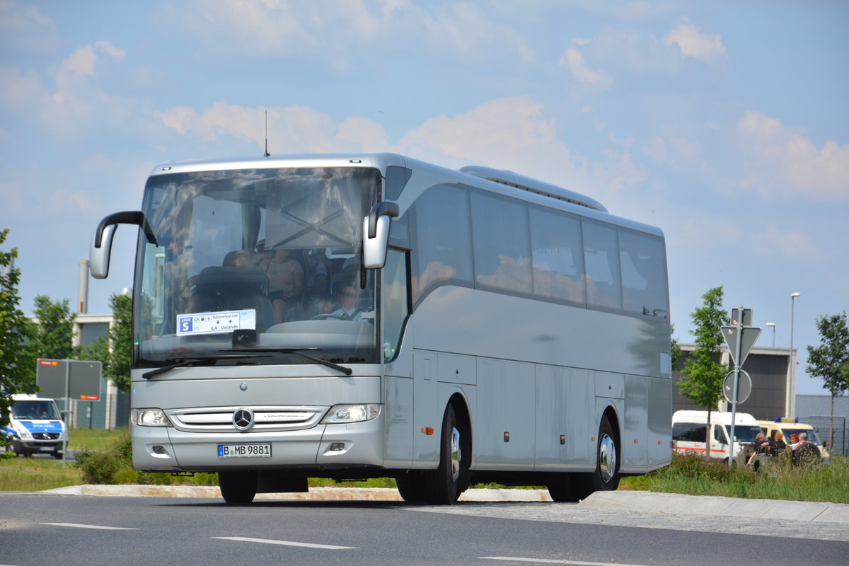 Am 04.06.2016 fährt B-MB 9881 auf der ILA-Shuttle Linie S zwischen dem ILA-Gelände und Bahnhof Schönefeld. Aufgenommen wurde ein Mercedes Benz Tourismo.