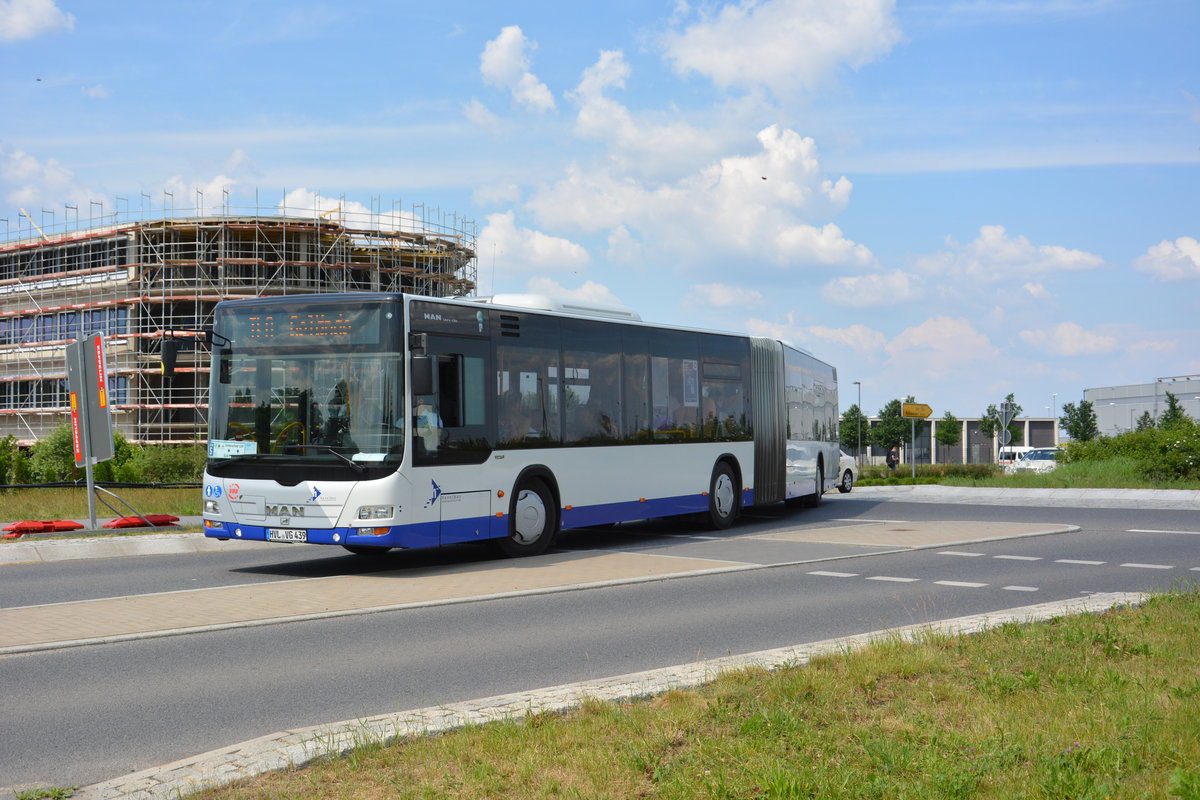 Am 04.06.2016 fährt HVL-VG 439 für die ILA auf der Shuttle-Linie S zwischen ILA Gelände und Bahnhof Schönefeld. Aufgenommen wurde ein MAN Lion's City G der Havelbus. 