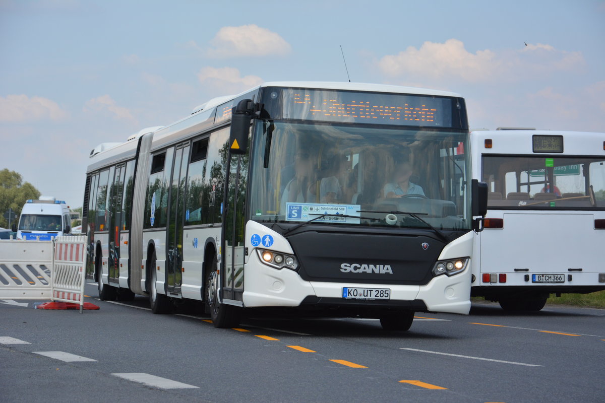 Am 04.06.2016 fährt KO-UT 285 für die ILA 2016 auf der Sonderlinie S zwischen Bahnhof Schönefeld und ILA-Gelände. Aufgenommen wurde ein Scania Citywide.
