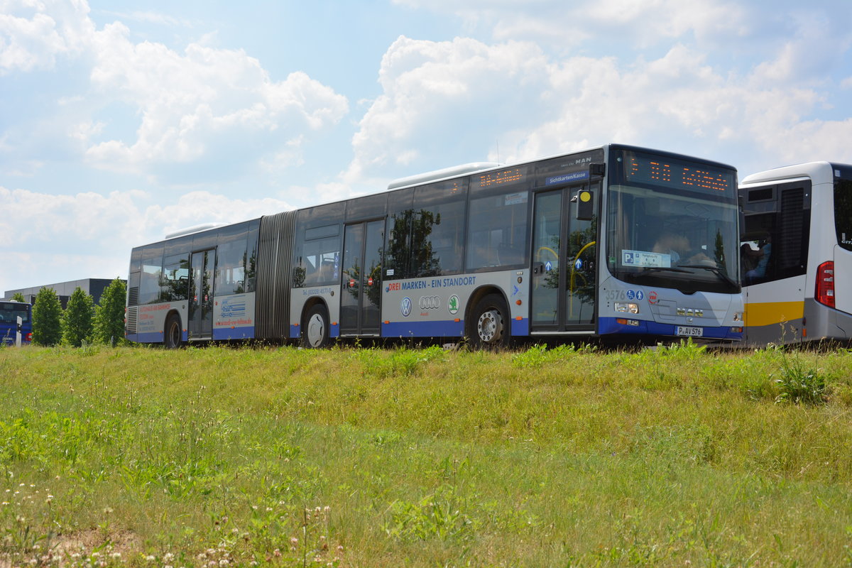 Am 04.06.2016 fährt P-AV 576 für die ILA 2016 Shuttle zwischen Parkplatz und ILA-Gelände. Aufgenommen wurde ein MAN Lion's City G der BVSG, Betriebshof Stahnsdorf. 