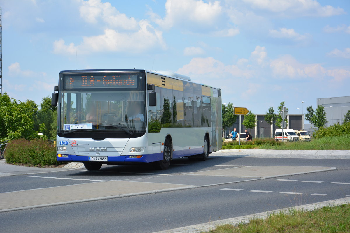 Am 04.06.2016 fährt P-AV 587 auf der ILA-Sonderlinie L zwischen S-Bahnhof Schichauweg und dem ILA-Gelände. Aufgenommen wurde ein MAN Lion's City der BVSG.