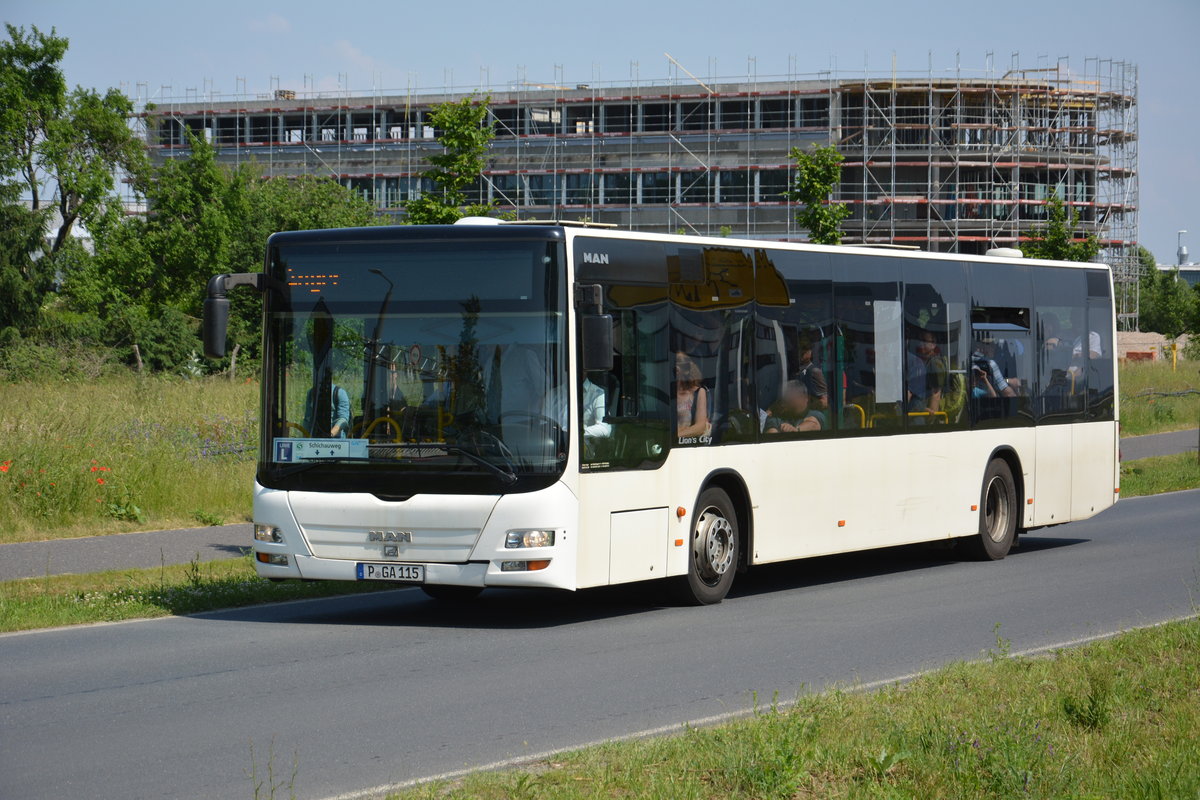 Am 04.06.2016 fährt P-GA 115 für die ILA 2016 Shuttle zwischen S-Bahnhof Schichauweg und ILA-Gelände. Aufgenommen wurde ein MAN Lion's City.
