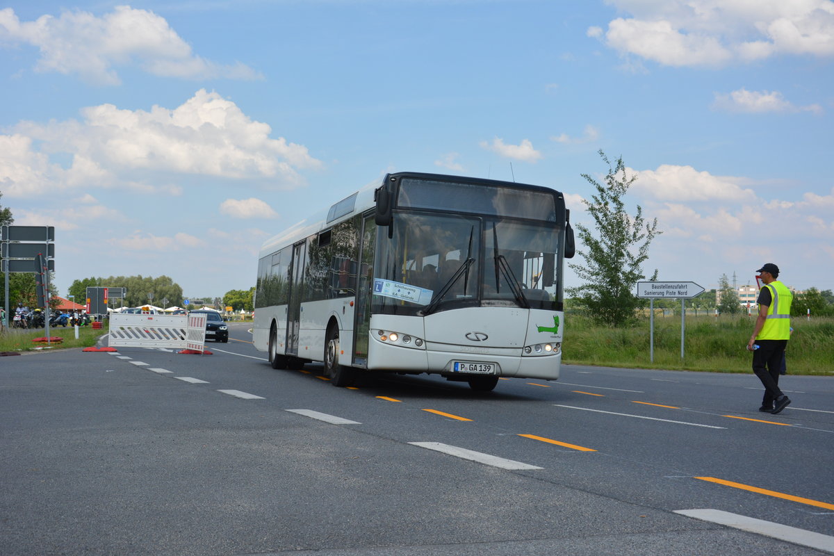Am 04.06.2016 fährt P-GA 139 für die ILA 2016 Shuttle zwischen Schichauweg und ILA-Gelände. Aufgenommen wurde ein Solaris Urbino 12 Ü.