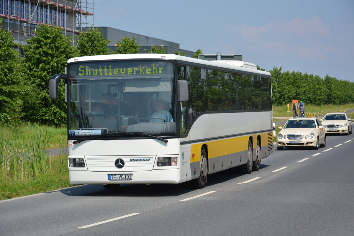 Am 04.06.2016 fährt TF-VG 101 für die ILA 2016 auf der Shuttle Linie  S . Aufgenommen wurde ein Mercedes Benz Integro.
