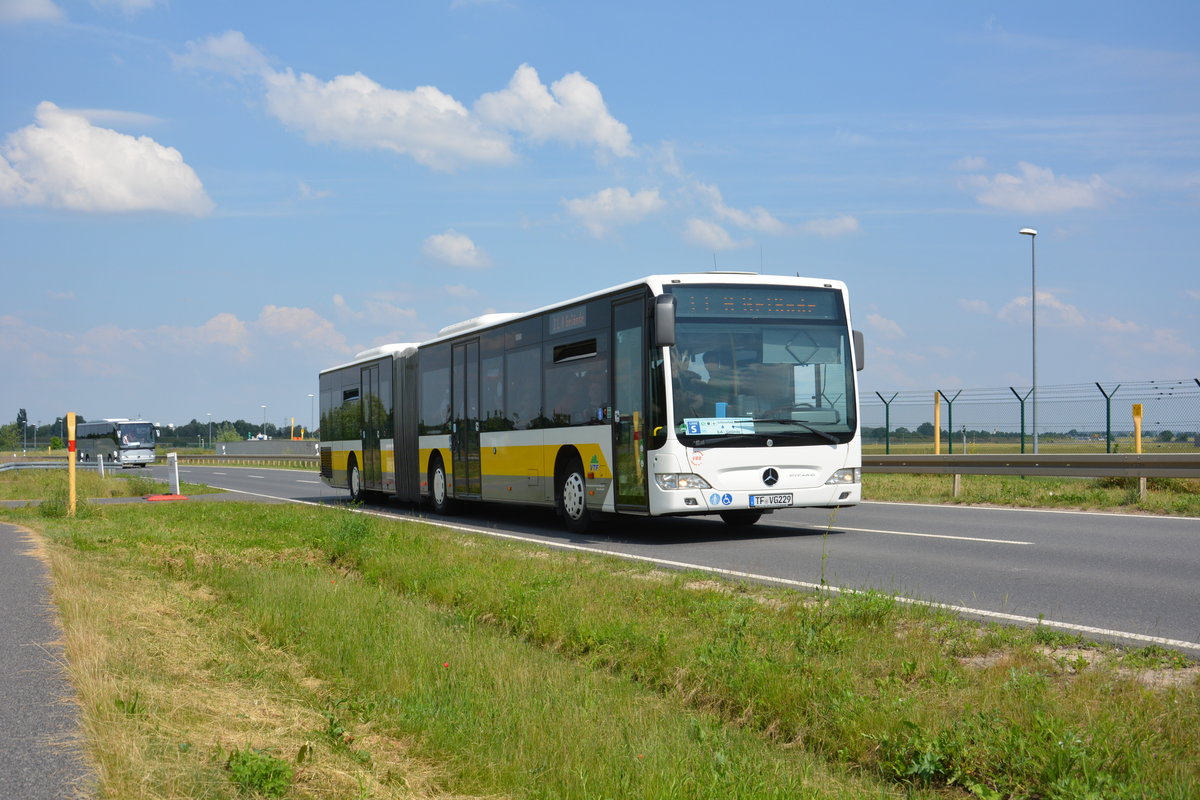 Am 04.06.2016 fährt TF-VG 229 auf der ILA-Shuttle Linie S zwischen dem ILA-Gelände und Bahnhof Schönefeld. Aufgenommen wurde ein Mercedes Benz Citaro I Facelift Ü der VTF.