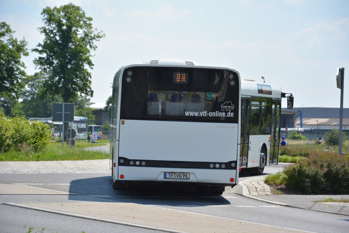 Am 04.06.2016 fährt TF-VG 96 für die ILA auf der Shuttle-Linie S zwischen ILA Gelände und Bahnhof Schönefeld. Aufgenommen wurde ein Solaris Urbino 18 der VTF. 