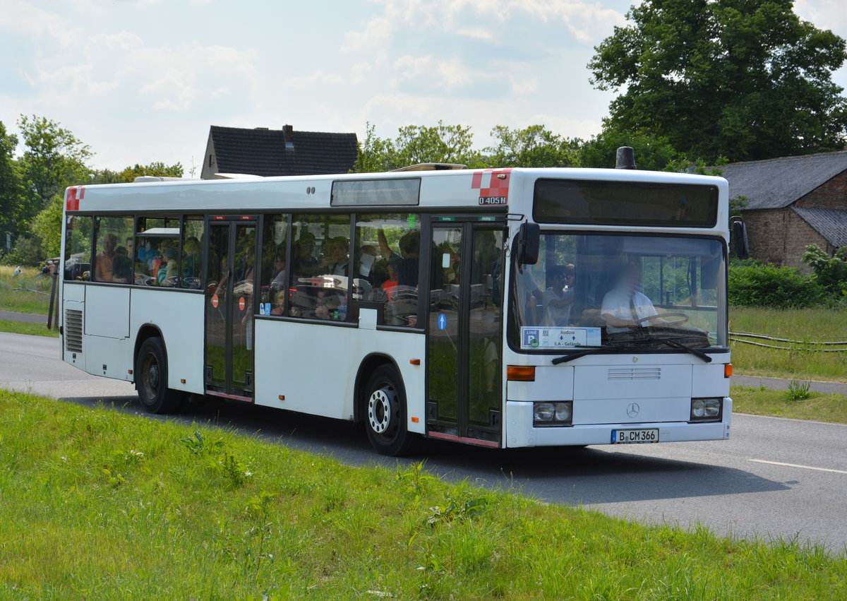 Am 04.06.2017 fährt B-CM 366 für die ILA 2016 auf der ILA Sonderlinie R zwischen U-Bahnhof Rudow und ILA-Gelände. Aufgenommen wurde ein Mercedes Benz O 405N.
