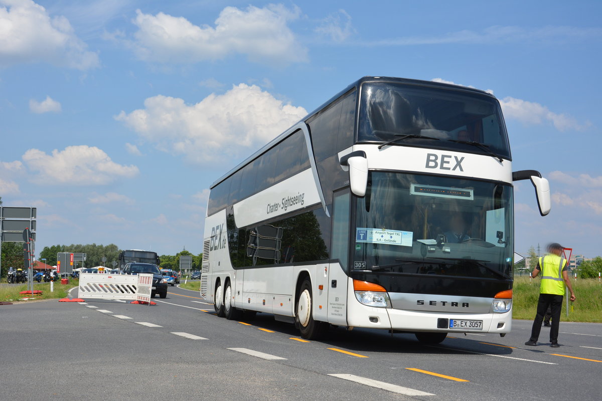 Am 04.06.2017 fährt B-EX 3057 für die ILA 2016 auf der ILA Sonderlinie T zwischen Flughafen Tegel und ILA-Gelände. Aufgenommen wurde ein Setra S 431 DT.
