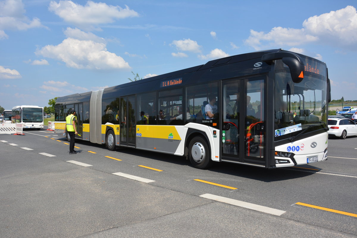 Am 04.06.2017 fährt TF-VG 121 für die ILA 2016 auf der ILA Sonderlinie S zwischen Bahnhof Schönefeld und ILA-Gelände. Aufgenommen wurde ein Solaris Urbino IV 18 der VTF.