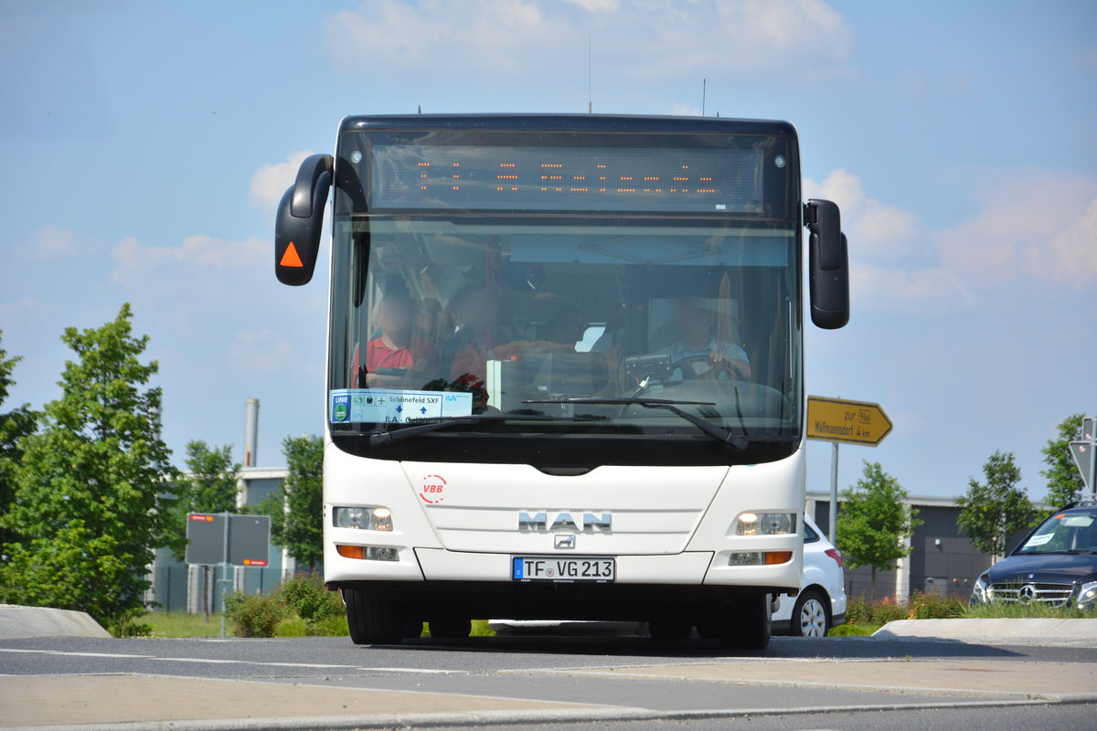 Am 04.06.2017 fährt TF-VG 213 für die ILA 2016 auf der ILA Sonderlinie S zwischen Bahnhof Schönefeld und ILA-Gelände. Aufgenommen wurde ein MAN Lion's City Ü der VTF.