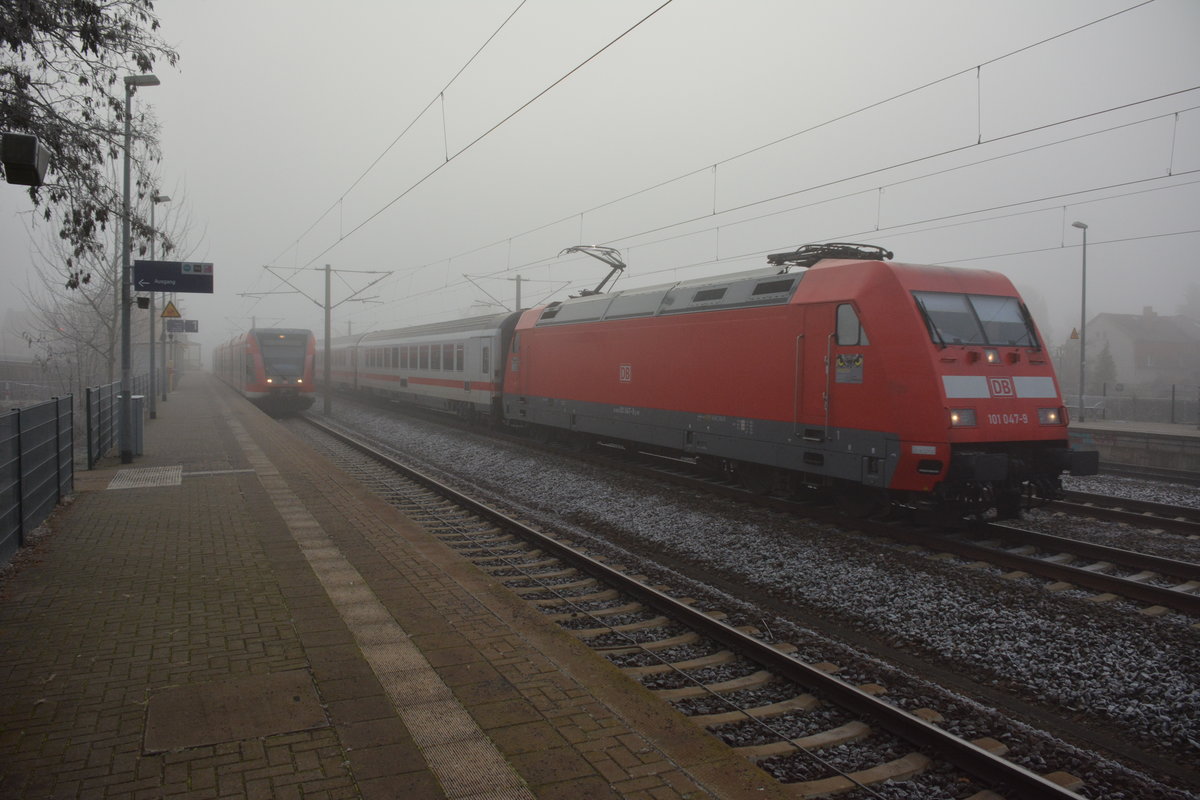 Am 04.06.2018 zieht die BR 101 (101 047-9) einen IC in Richtung Hamburg. Aufgenommen bei der Durchfahrt Bahnhof Falkensee. 