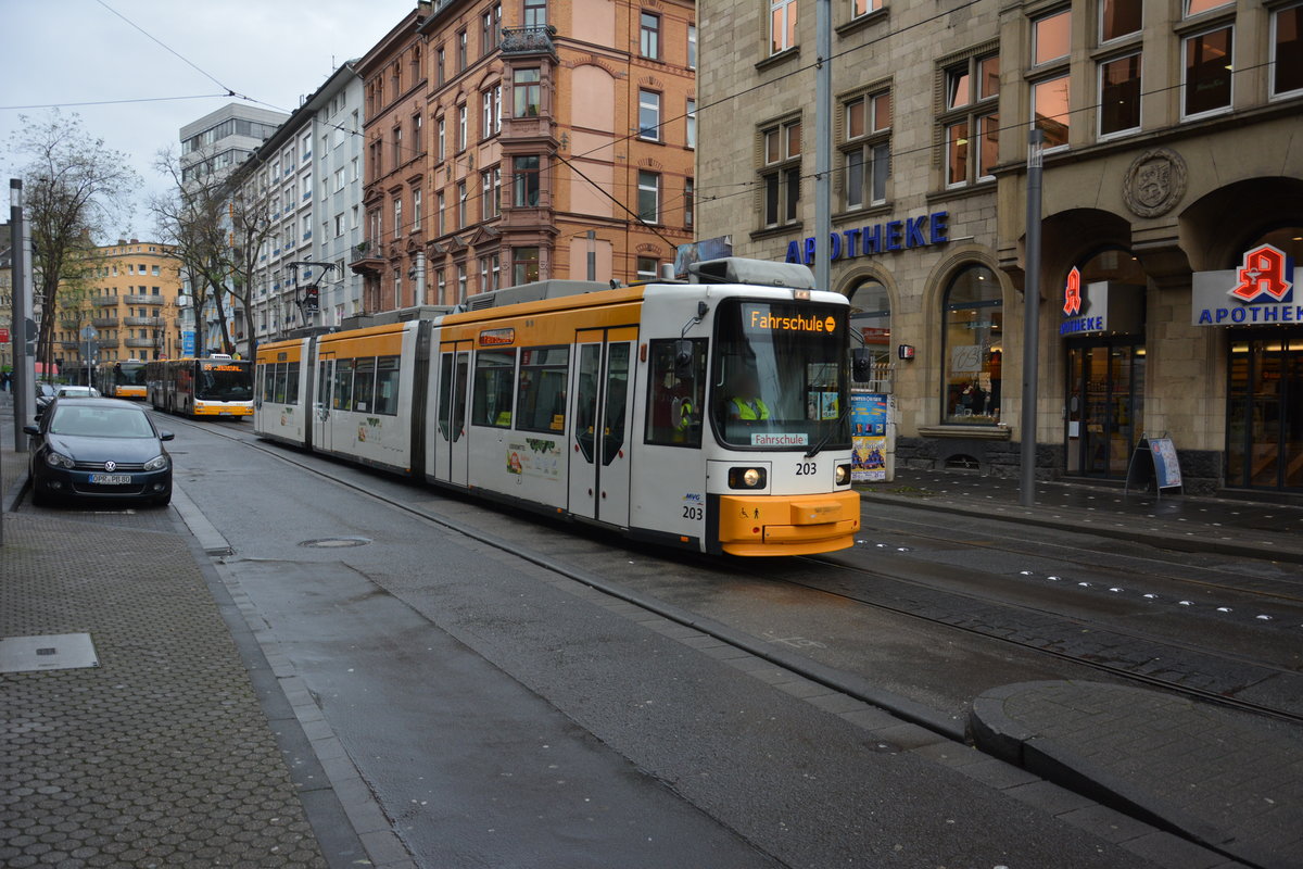 Am 04.12.2015 fährt diese Adtranz GT6 mit der Nummer  203  als Fahrschule durch Mainz. Aufgenommen in der Innenstadt von Mainz.
