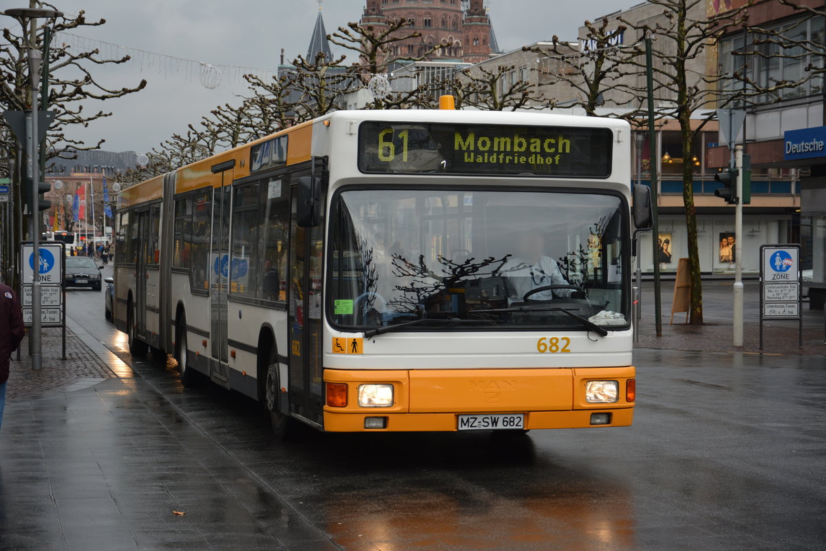 Am 04.12.2015 fährt MZ-SW 682 auf der Linie 61 durch die Innenstadt von Mainz. Aufgenommen wurde ein MAN Niederflurbus der 1. Generation.
