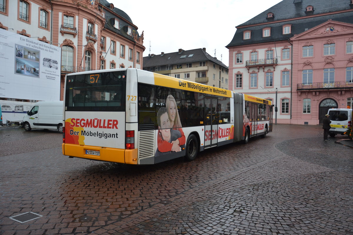 Am 04.12.2015 fährt MZ-SW 727 auf der Linie 57 durch die Innenstadt von Mainz. Aufgenommen wurde ein MAN Niederflurbus der 2. Generation.
