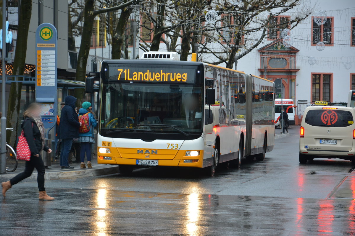 Am 04.12.2015 fährt MZ-SW 753 auf der Linie 71 durch die Innenstadt von Mainz. Aufgenommen wurde ein MAN Lion's City G.
