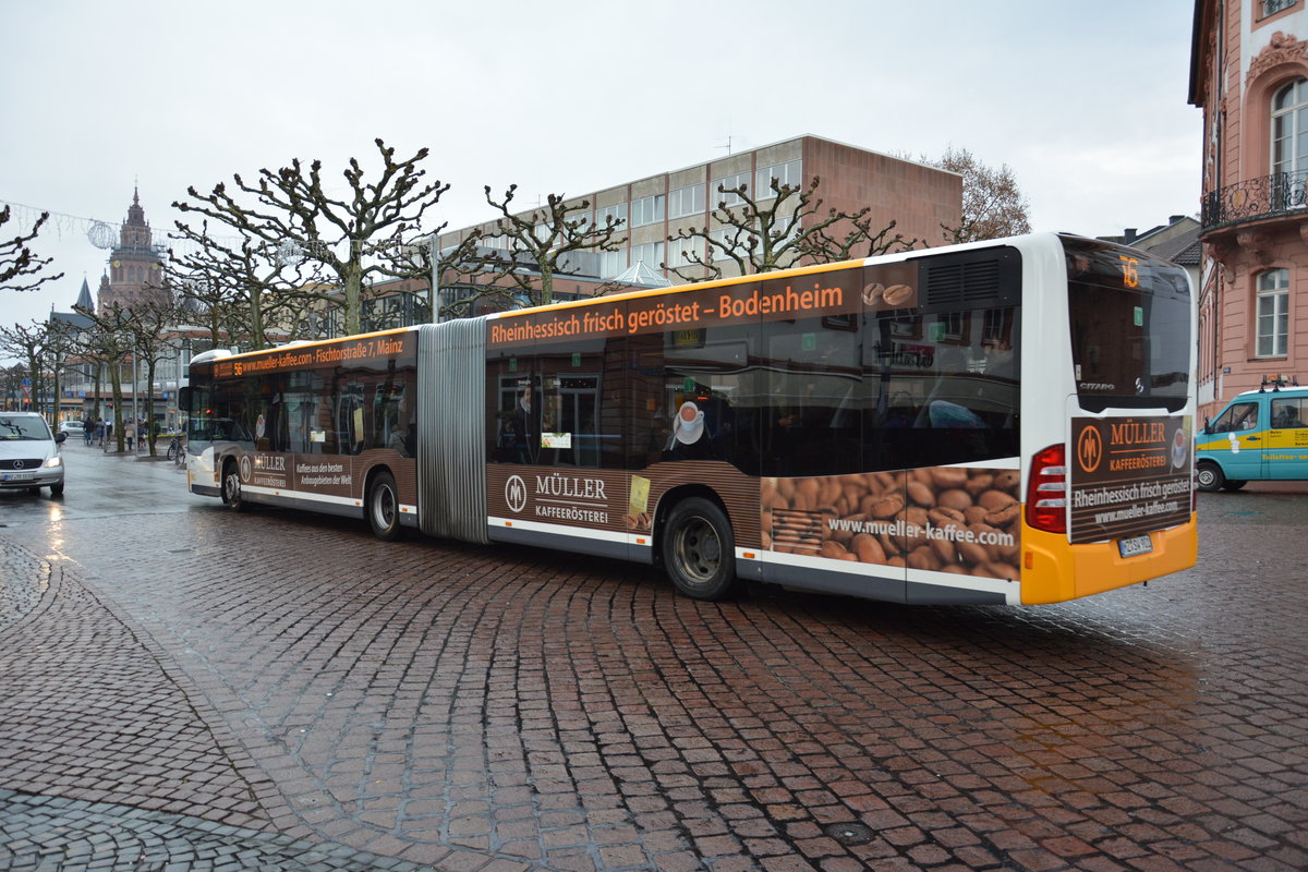 Am 04.12.2015 fährt MZ-SW 901 auf der Linie 56 durch die Innenstadt von Mainz. Aufgenommen wurde ein Mercedes Benz Citaro G der 2. Generation.
