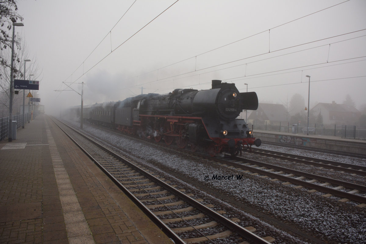 Am 04.12.2016 ist die BR 03 (03 2155-4) auf dem Weg nach Rheinsberg (Mark). Aufgenommen bei der Durchfahrt durch den Bahnhof Falkensee. 