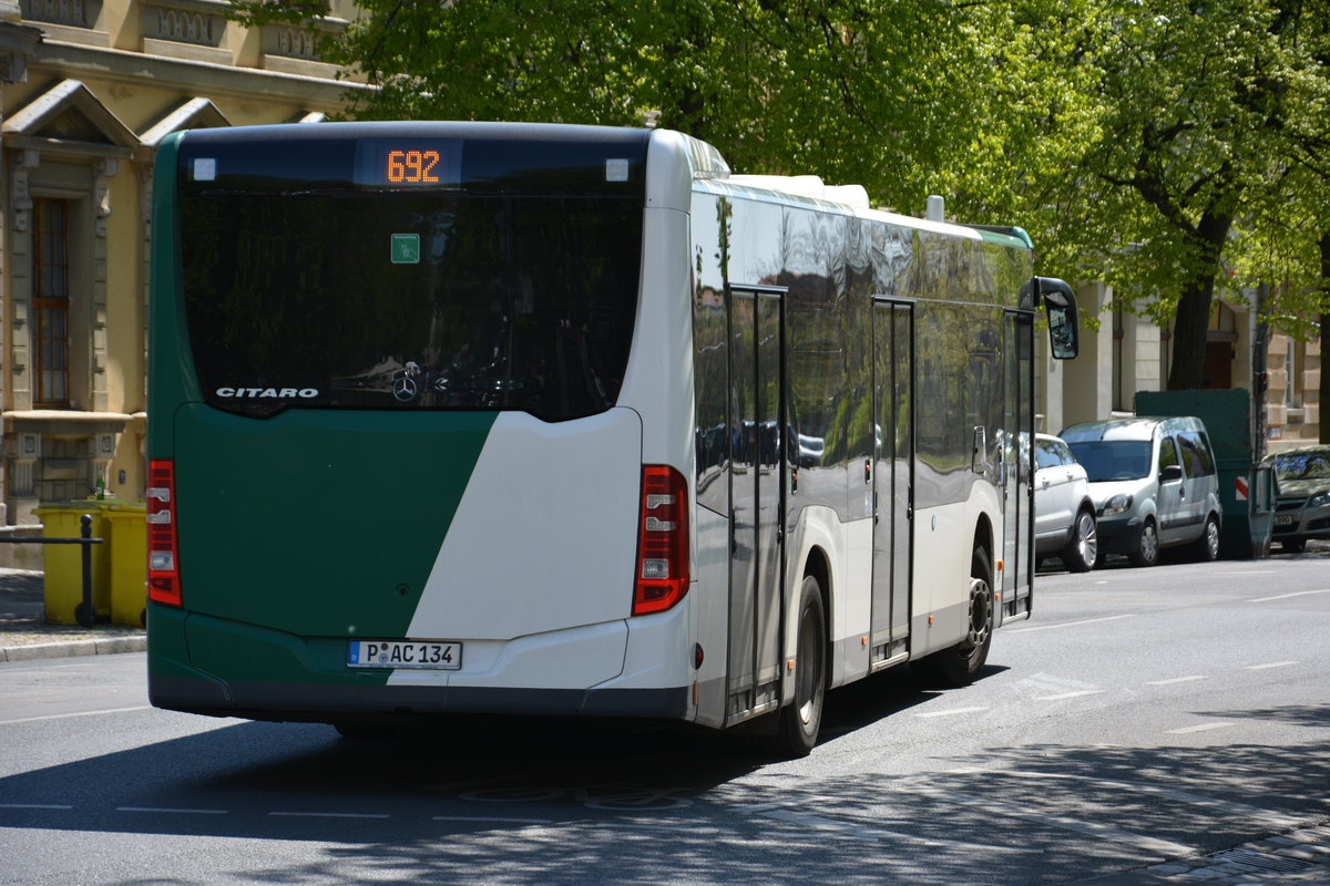 Am 05.05.2016 fährt P-AC 134 auf der Linie 692 zum Klinikum in Potsdam. Aufgenommen wurde ein Mercedes Benz Citaro II, Potsdam Charlottenstraße.