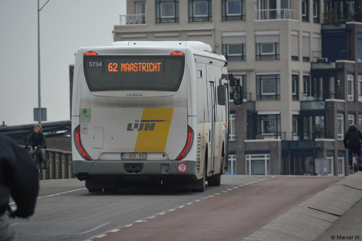 Am 06.02.2018 fuhr 1-HCK-533 auf der Linie 62 durch Maastricht. Aufgenommen wurde ein IVECO Crossway. 