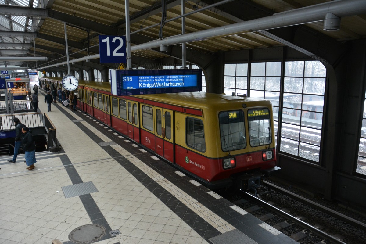 Am 07.02.2015 fährt diese Berlin S-Bahn BR 485 auf der Linie S46 nach Königs Wusterhausen. Aufgenommen an der Station Berlin Westkreuz. 