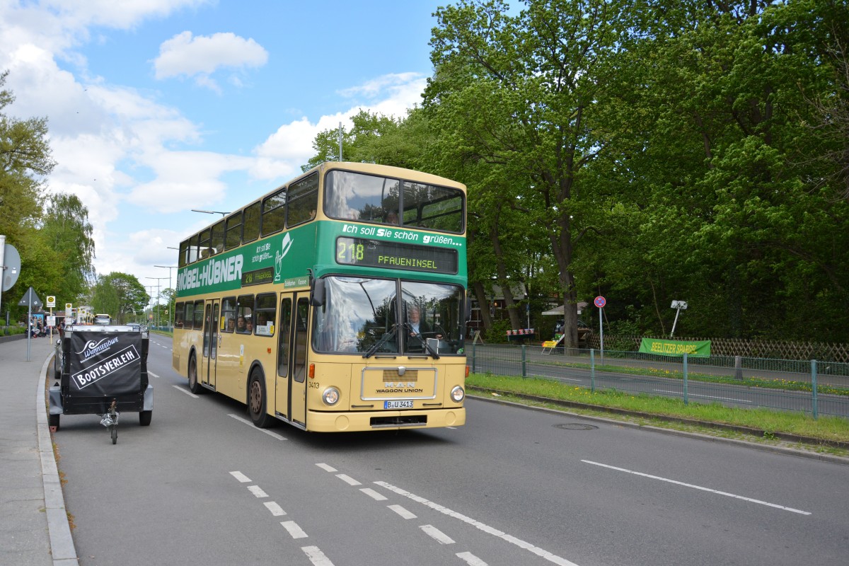 Am 07.05.2015 fährt B-U 3413 (MAN SD 200 SD 85) auf der Linie 218. Aufgenommen am S-Bahnhof Wannsee.
