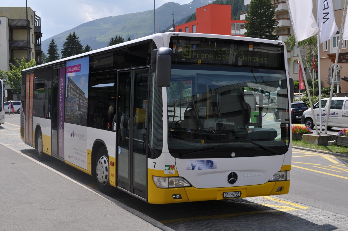 Am 07.07.2015 fährt GR-25705 auf der Linie 3 durch Davos / Schweiz. Aufgenommen wurde ein Mercedes Benz Citaro Facelift.