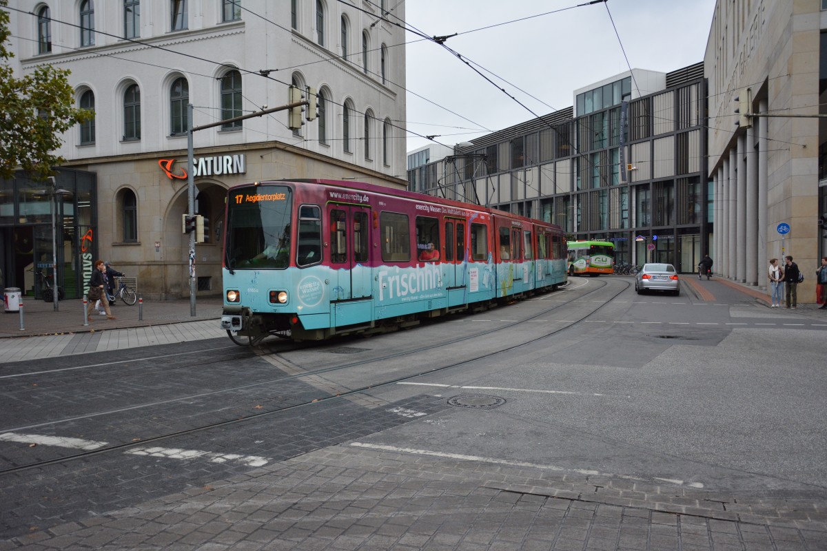 Am 07.10.2014 fährt diese Stadtbahn auf der Linie 17. Aufgenommen Hannover Hauptbahnhof. 