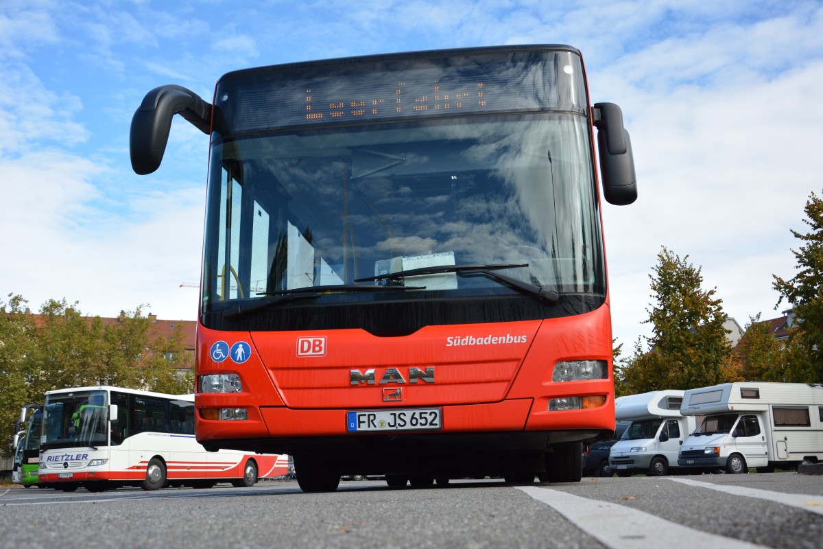 Am 07.10.2015 steht FR-JS 652 auf dem Döbeleplatz in Konstanz. Aufgenommen wurde ein MAN Lion's City G / Südbadenbus. 