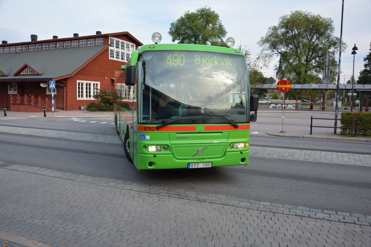 Am 08.09.2014 fährt XYT 196 auf der Linie 490. Aufgenommen am Hauptbahnhof Katrineholm.
