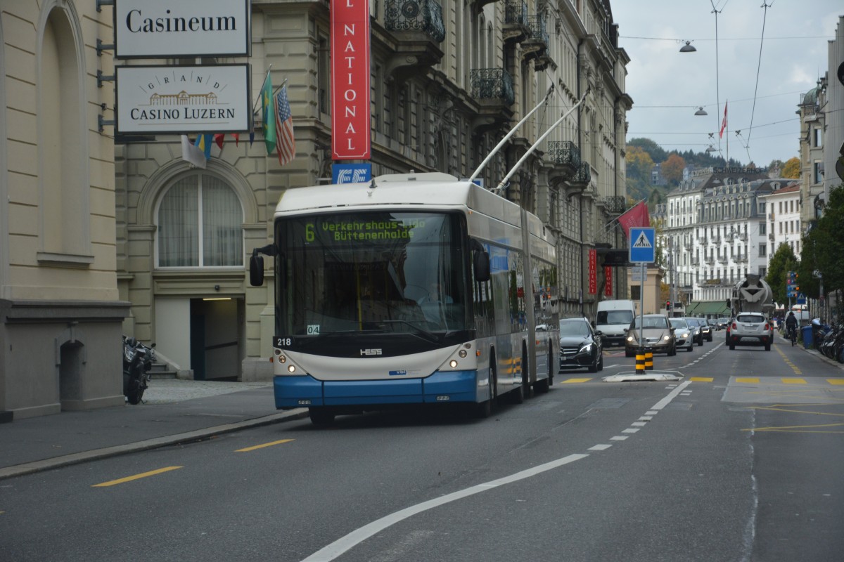 Am 08.10.2015 fährt dieser Hess Trolleybus (Nummer 218) auf der Linie 6 durch Luzern. Aufgenommen an der Haldenstrasse in Luzern.
