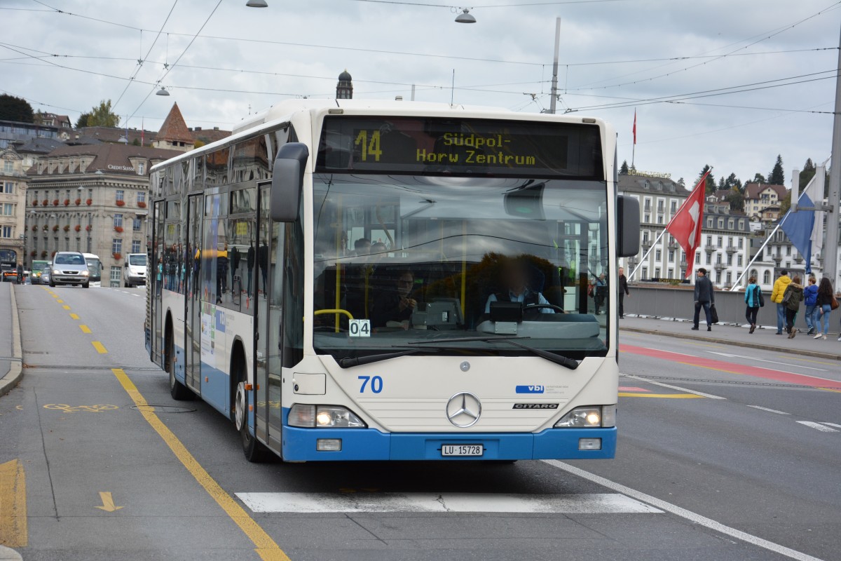 Am 08.10.2015 fährt LU-15728 auf der Linie 14 durch Luzern. Aufgenommen wurde ein Mercedes Benz Citaro, Luzern Seebrücke.