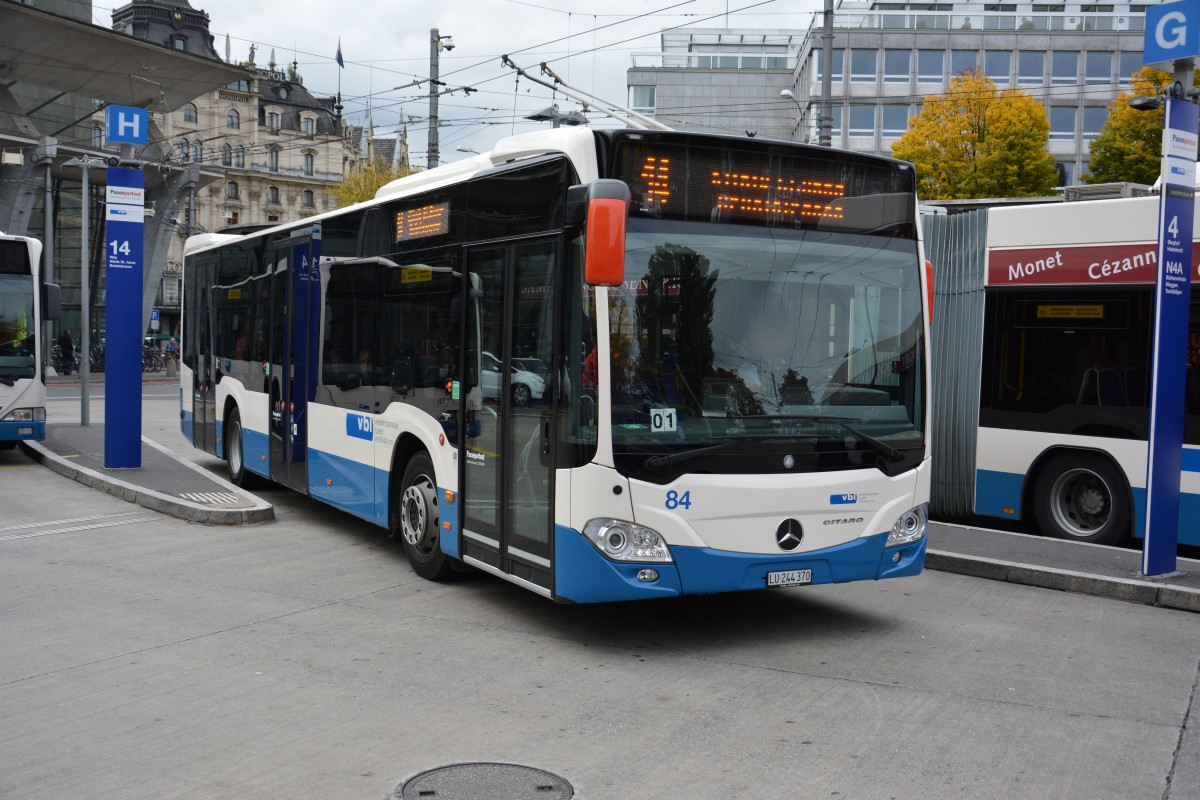 Am 08.10.2015 fährt LU-244370 auf der Linie 14 durch Luzern. Aufgenommen wurde ein Mercedes Benz Citaro der 2. Generation / Bahnhof Luzern.