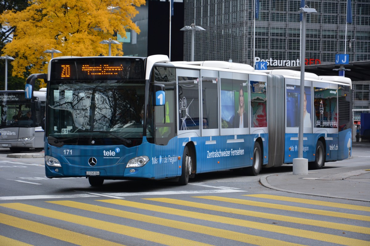 Am 08.10.2015 fährt LU-248364 auf der Linie 20. Aufgenommen wurde ein Mercedes Benz Citaro der 2. Generation, Luzern Bahnhof. 
