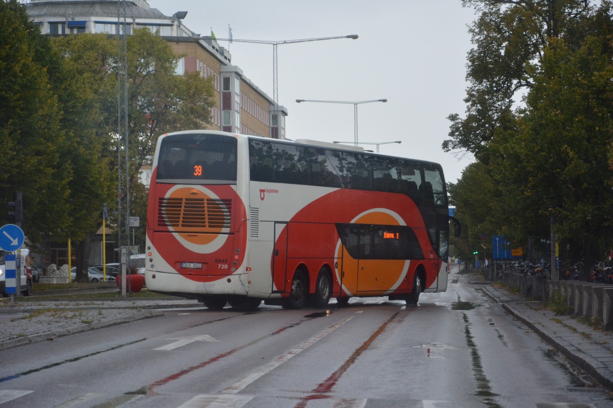 Am 09.09.2014 fährt DEH 802 auf der Überlandlinie 39. Aufgenommen am Hauptbahnhof Linköping.