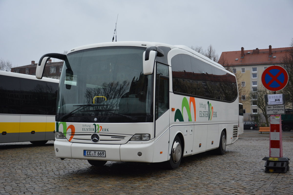 Am 09.12.2015 steht EE-T 669 auf dem Bassinplatz in Potsdam. Aufgenommen wurde ein Mercedes Benz Tourino.