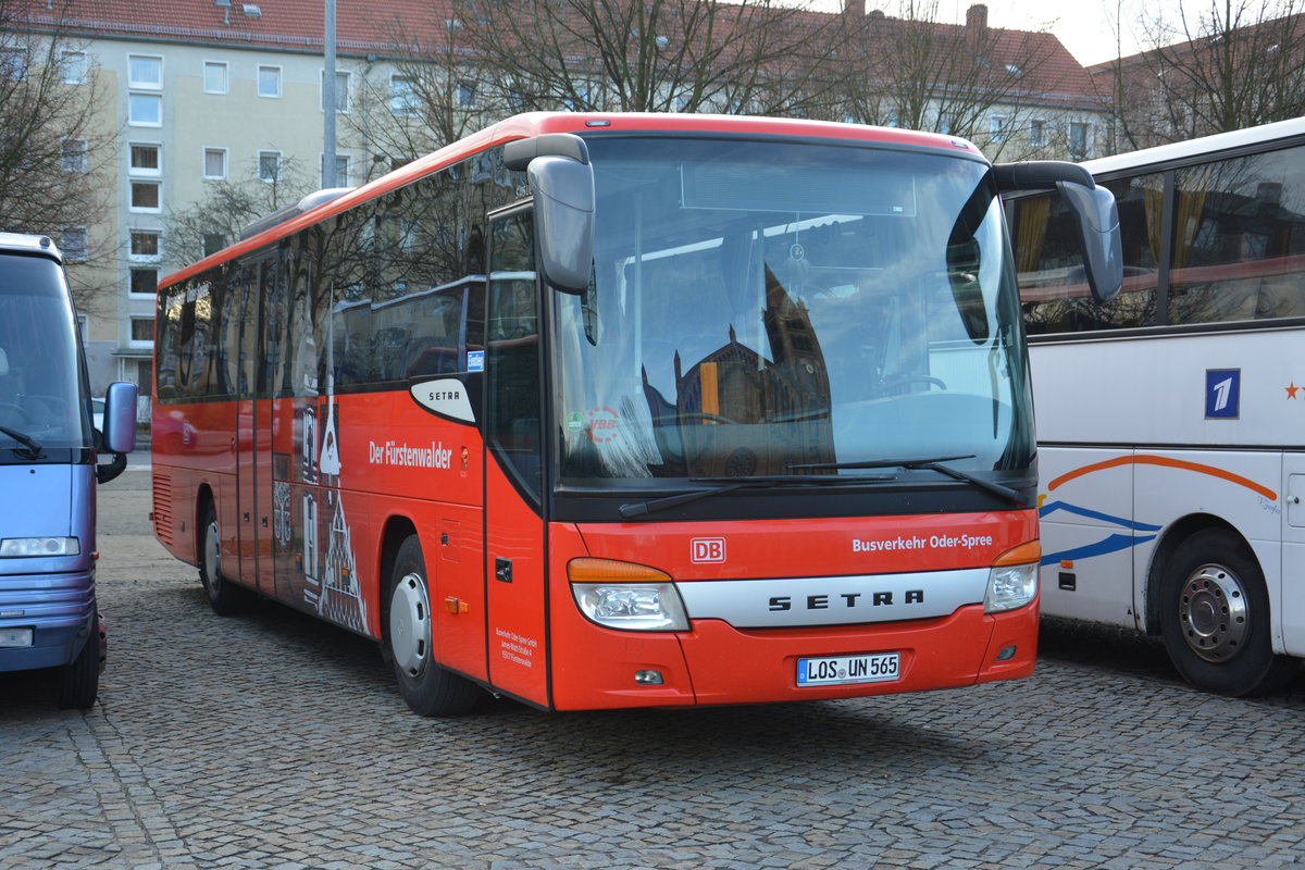Am 09.12.2015 steht LOS-UN 565 auf dem Bassinplatz in Potsdam. Aufgenommen wurde ein Setra S 415 UL.